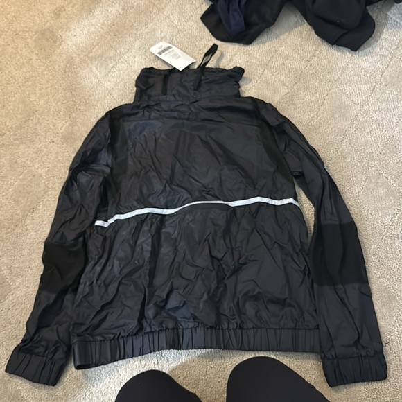 Women’s Fabletics Windbreaker - Picture 2 of 3